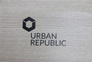 Отпечатване на лого върху дървесни материали от WER-D4880UV